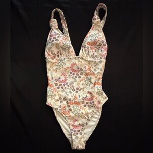 Sisstrevolution Women's One Piece Swimsuit Cream
With Floral Design Size S